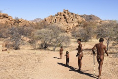 Doris-Millinghaus-San-People-on-the-Walk-weiss